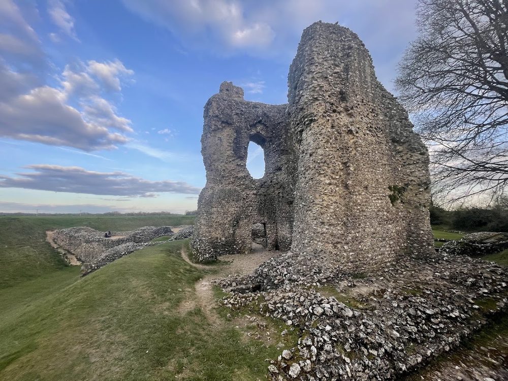 Ludgershall Castle and Cross
