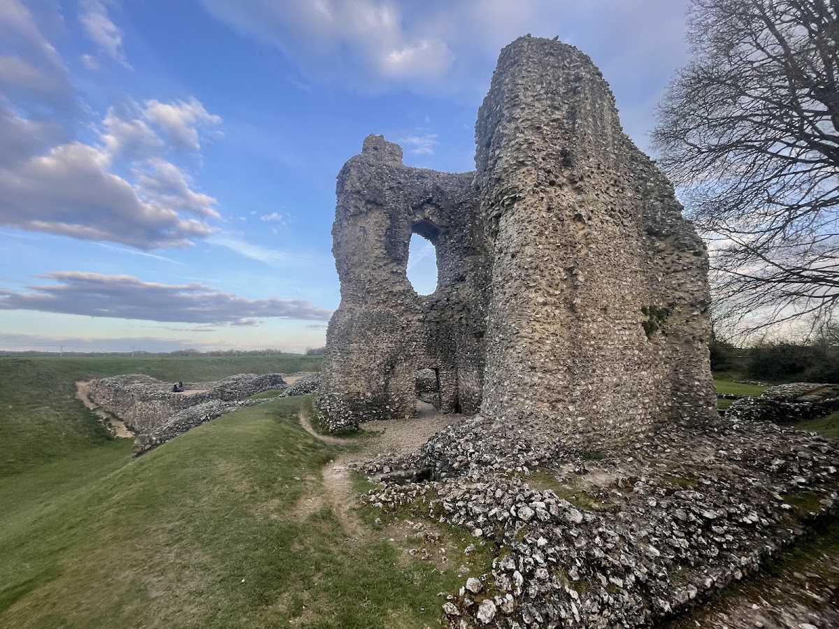Ludgershall Castle and Cross